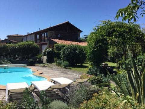 Loft Atypique Bed & Breakfast Villeneuve-de-Riviere Exterior photo